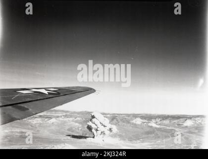 Progetto 40-11 - detonazione operazione Buster/Jangle (Nevada Test Site). Nuvola DI ZIO, vista aerea (1 di 2). Fotografie di Atmospheric Nuclear Testing a Pacific Island e Nevada Test Sites. Foto Stock