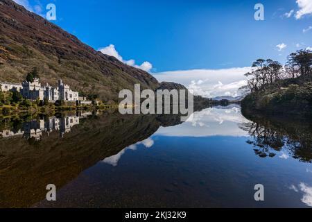 Irlanda, Connemara, Contea di Galway. Il castello di Kylemore fu costruito nel 1868 come casa privata per la famiglia di Mitchell Henry, un ricco medico londinese Foto Stock