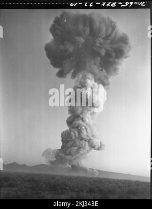 Progetto 30-65 - detonazione dell'operazione Plumbob (Nevada Test Site). Galileo nuvola, vista terra. Fotografie di Atmospheric Nuclear Testing a Pacific Island e Nevada Test Sites. Foto Stock