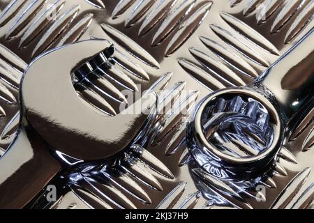 Teste per chiave cromate su piastra battistrada in metallo Foto Stock