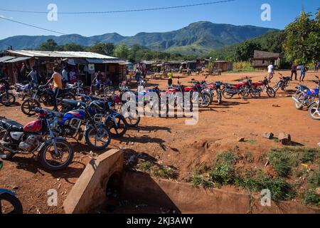 Fila di moto taxi parcheggiati in un informale stand taxi, in attesa di clienti Foto Stock