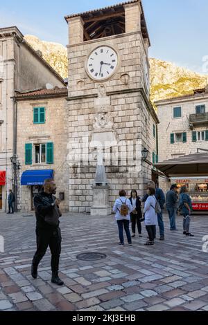 Torre dell'Orologio e ristoranti, Piazza delle armi, Cattaro Città Vecchia, Montenegro Foto Stock