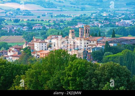 Vista sul paese di Deruta (famoso per la produzione di ceramiche), Perugia, Umbria, Italia Foto Stock