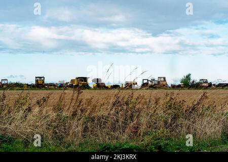 Far funzionare le vecchie attrezzature agricole Foto Stock