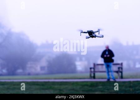 Uomo che vola un drone nel parco Foto Stock