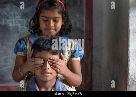 Scuola i bambini giocano a scuola Foto Stock
