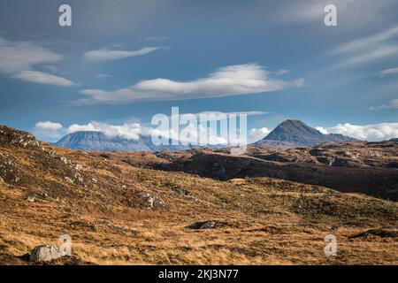 Una luminosa immagine HDR autunnale di Arkle e ben Stack, montagne nel Geopark, Sutherland, Scozia. 26 ottobre 2022 Foto Stock