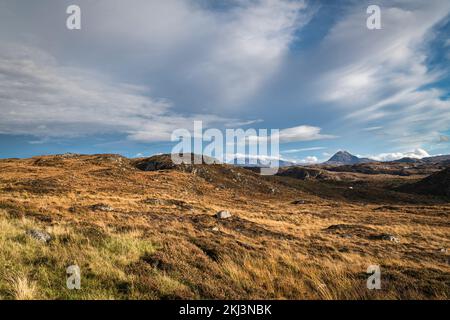 Una luminosa immagine HDR autunnale di Arkle e ben Stack, montagne nel Geopark, Sutherland, Scozia. 26 ottobre 2022 Foto Stock