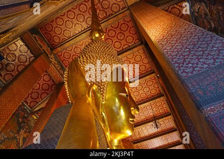 Gigantesca immagine di Buddha sdraiato con spettacolari interni del Tempio di Wat Pho situato nel quartiere Phra Nakhon di Bangkok, Thailandia Foto Stock