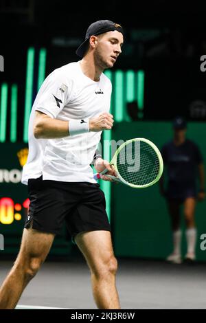 Malaga, Spagna. 24th Nov 2022. 24 novembre 2022, Spagna, Málaga: Tennis, uomini: Davis Cup - knockout round, quarti di finale, Struff (Germania)- Shapovalov (Canada). Jan-Lennard Struff reagisce. Foto: Frank Molter/dpa Credit: dpa Picture Alliance/Alamy Live News Foto Stock