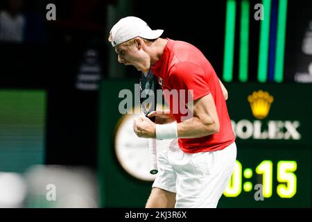 Malaga, Spagna. 24th Nov 2022. 24 novembre 2022, Spagna, Málaga: Tennis, uomini: Davis Cup - knockout round, quarti di finale, Struff (Germania)- Shapovalov (Canada). Denis Shapovalov stringe il pugno. Foto: Frank Molter/dpa Credit: dpa Picture Alliance/Alamy Live News Foto Stock