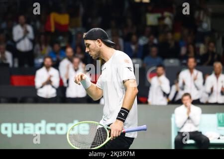 Malaga, Spagna. 24th Nov 2022. 24 novembre 2022, Spagna, Málaga: Tennis, uomini: Davis Cup - knockout round, quarti di finale, Struff (Germania)- Shapovalov (Canada). Jan-Lennard Struff reagisce. Foto: Frank Molter/dpa Credit: dpa Picture Alliance/Alamy Live News Foto Stock