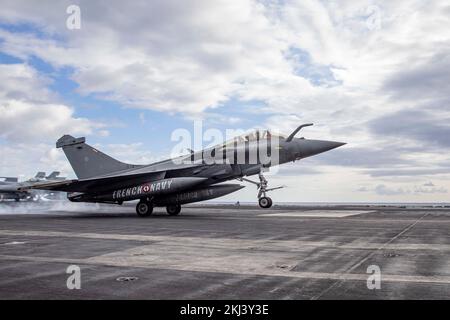 USS George HW Bush, Italia. 23rd Nov 2022. Un jet da combattimento francese Dassault Rafale della Marina effettua un tocco e va sul ponte di volo della portaerei di classe Nimitz USS George H.W. Bush durante le operazioni multi-carrier, 23 novembre 2022 nel Mar Ionio. Credit: MC3 Samuel Wagner/US Navy Photo/Alamy Live News Foto Stock