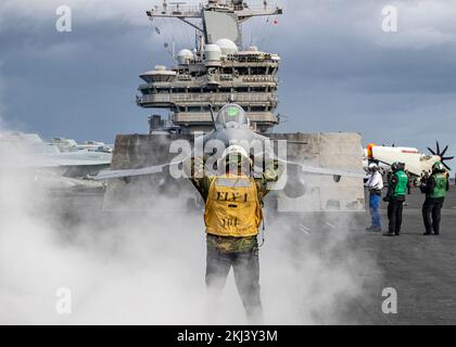 USS George HW Bush, Italia. 23rd Nov 2022. STATI UNITI Gli equipaggi della Marina preparano un jet da combattimento francese della Marina Dassault Rafale per il lancio dal ponte di volo della portaerei di classe Nimitz USS George H.W. Bush durante le operazioni multi-carrier, 23 novembre 2022 nel Mar Ionio. Credit: MC3 Samuel Wagner/US Navy Photo/Alamy Live News Foto Stock