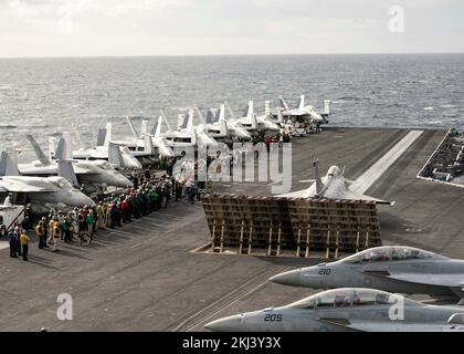 USS George HW Bush, Italia. 23rd Nov 2022. Un jet da combattimento Dassault Rafale della Marina francese lancia il ponte di volo della portaerei di classe Nimitz USS George H.W. Bush durante le operazioni multi-carrier, 23 novembre 2022 nel Mar Ionio. Credit: LCDR Matthew Stroup/US Navy Photo/Alamy Live News Foto Stock