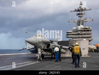 USS George HW Bush, Italia. 23rd Nov 2022. STATI UNITI Gli equipaggi della Marina preparano un jet da combattimento francese della Marina Dassault Rafale per il lancio dal ponte di volo della portaerei di classe Nimitz USS George H.W. Bush durante le operazioni multi-carrier, 23 novembre 2022 nel Mar Ionio. Credit: MC3 Samuel Wagner/US Navy Photo/Alamy Live News Foto Stock