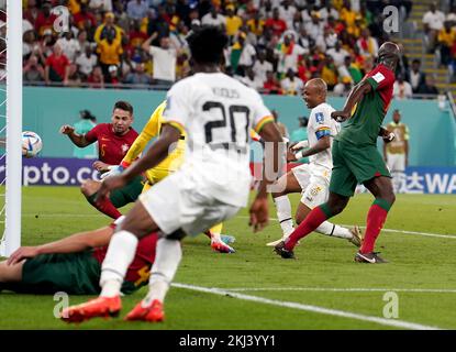 Andre Ayew del Ghana segna il suo primo goal durante la partita del Gruppo H della Coppa del mondo FIFA allo Stadio 974 a Doha, Qatar. Data immagine: Giovedì 24 novembre 2022. Foto Stock