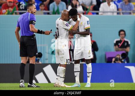 DOHA, QATAR - 24 NOVEMBRE: Andre Ayew del Ghana festeggia dopo aver segnato il suo primo gol con Thomas Partey del Ghana durante la partita di Coppa del mondo FIFA Qatar 2022 tra Portogallo e Ghana allo Stadio 974 il 24 novembre 2022 a Doha, Qatar (Foto di Pablo Morano/BSR Agency) Credit: BSR Agency/Alamy Live News Foto Stock