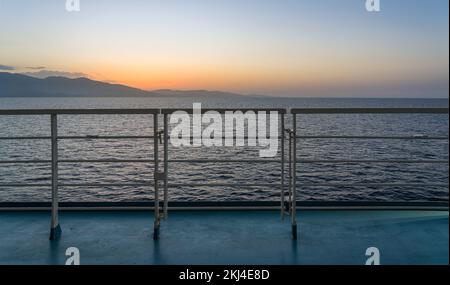 Corsica come visto dal traghetto dall'Italia. Foto Stock