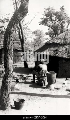Una donna africana che prepara il cibo in un villaggio rurale vicino a Damongo in Ghana, nel 1959 Foto Stock
