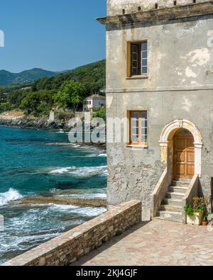 Il pittoresco villaggio di Erbalunga in una mattinata estiva, a Cap Corse, Corsica, Francia. Foto Stock