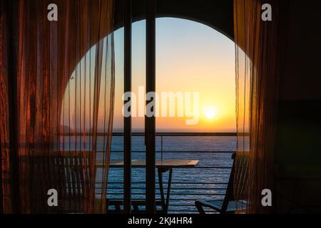 Scenografico tramonto sul mare da un balcone, a Ile Rousse (Isola Rossa), in Corsica, Francia. Foto Stock