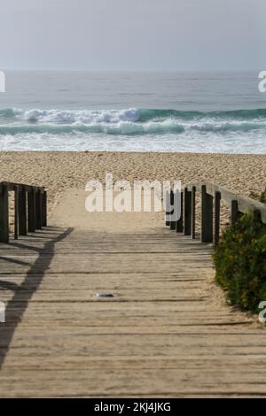 Passerella in legno per la spiaggia di Comporta al mattino in una giornata di sole in Portogallo Foto Stock