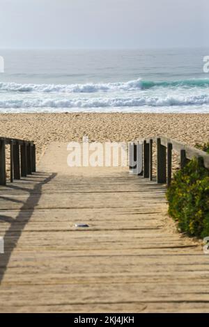 Passerella in legno per la spiaggia di Comporta al mattino in una giornata di sole in Portogallo Foto Stock