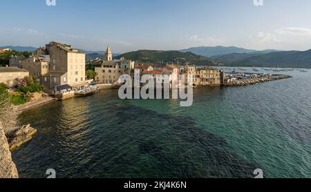 Lo scenografico villaggio di San Florent (San Fiorenzo) in un pomeriggio estivo, in Corsica, Francia. Foto Stock