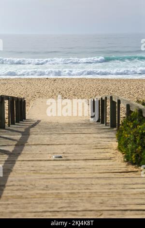 Passerella in legno per la spiaggia di Comporta al mattino in una giornata di sole in Portogallo Foto Stock