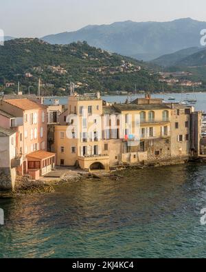 Lo scenografico villaggio di San Florent (San Fiorenzo) in un pomeriggio estivo, in Corsica, Francia. Foto Stock