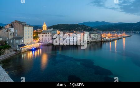 Il villaggio scenografico di San Florent (San Fiorenzo) in una serata estiva, in Corsica, Francia. Foto Stock