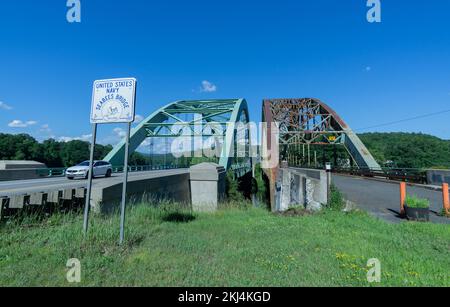 Il Navy Seabees Bridge e il Justice Harlan Fiske Stone Bridge vedono il traffico leggero in una calda giornata estiva. Foto Stock