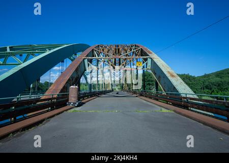 Il Justice Harlan Fiske Stone Bridge splende al sole in un caldo giorno di giugno. Foto Stock