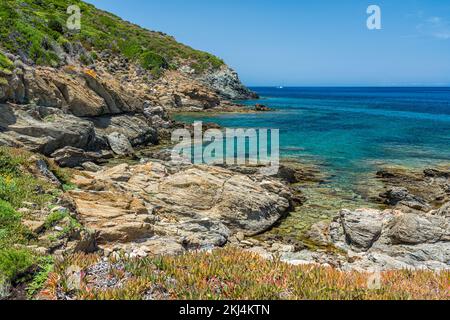 Una bella vista nel villaggio di Tollare in una mattinata d'estate, vicino a Ersa, a Cap Corse, Corsica, Francia. Foto Stock