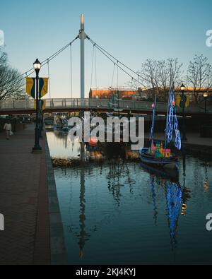 Barche di Natale al Carroll Creek Park, Frederick, Maryland Foto Stock