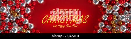 Buon Natale banner design. Piatto stendere palline rosse e dorate decorazioni sullo sfondo. Stile vintage. Piano di giacitura, vista dall'alto. illustrazione 3d. Foto Stock