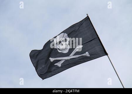 Una bandiera nera e bianca del cranio e del pirata di Crossbones. Foto Stock