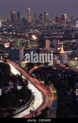 La superstrada 101 che conduce al centro di Los Angeles al tramonto Foto Stock