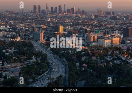 La superstrada 101 che conduce al centro di Los Angeles al tramonto Foto Stock