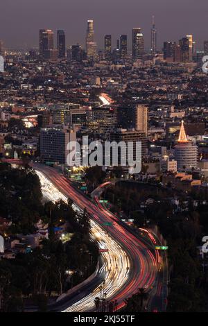 La superstrada 101 che conduce al centro di Los Angeles al tramonto Foto Stock