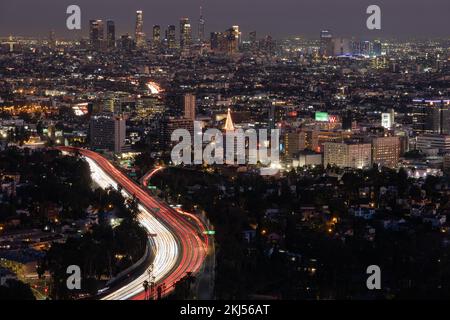 La superstrada 101 che conduce al centro di Los Angeles al tramonto Foto Stock