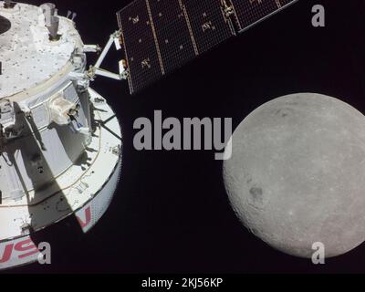 Orbita di terra, orbita di terra. 21 Novembre 2022. Selfie della capsula dell'equipaggio Orion durante l'avvicinamento più vicino alla Luna in basso a destra mentre si posiziona per un flyby lunare, il giorno di volo sei della missione NASA Artemis i, 21 novembre 2022, in Earth Orbit. L'immagine è stata catturata da una telecamera sulla punta di una delle schiere solari mentre si avvicinava alla luna. Credit: NASA/NASA/Alamy Live News Foto Stock