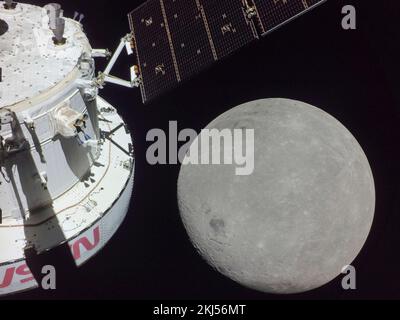 Orbita di terra, orbita di terra. 21 Novembre 2022. Selfie della capsula dell'equipaggio Orion durante l'avvicinamento più vicino alla Luna in basso a destra mentre si posiziona per un flyby lunare, il giorno di volo sei della missione NASA Artemis i, 21 novembre 2022, in Earth Orbit. L'immagine è stata catturata da una telecamera sulla punta di una delle schiere solari mentre si avvicinava alla luna. Credit: NASA/NASA/Alamy Live News Foto Stock