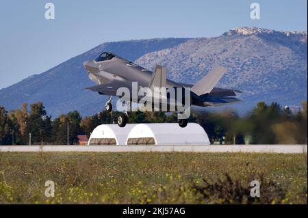 Amendola (Foggia), 21 novembre 2022 lo Sciopero Falcon 2022 è un esercizio militare organizzato dall'Aeronautica militare Italiana che coinvolge, oltre ai beni italiani, aerei degli Stati Uniti e dei Paesi Bassi che, attraverso la riproduzione di scenari realistici, consente una formazione efficace per sofisticati aeromobili di 5th generazione. A questa edizione hanno partecipato più di 50 diverse attività aeree e oltre 1000 soldati delle tre nazioni partecipanti. Nella foto: Lockheed Martin F-35A Lightning II della Royal Netherlands Air Force Amendola (Foggia), 21 novembre 2022 Falcon Foto Stock
