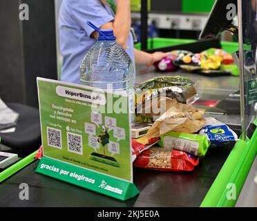 Check-out al banco di un supermercato HiperDino con prodotti alimentari sul nastro trasportatore prima del personale a Till Foto Stock