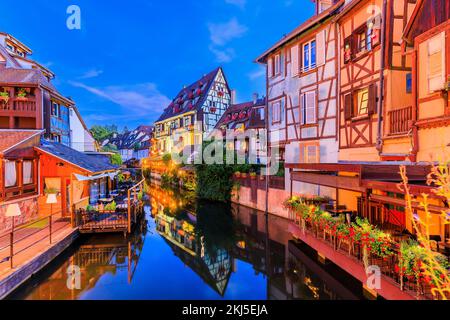 Colmar, Alsazia. Francia. Petite Venezia, canale d'acqua e tradizionali case a graticcio. Foto Stock