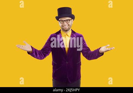 Sorridente intrattenitore in tuta e cappello che si stenderà le braccia e vi accoglierà allo spettacolo del circo Foto Stock