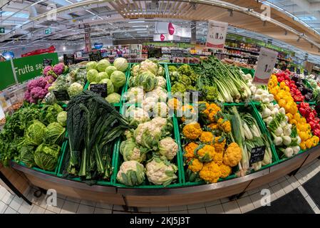 Cuneo, Italia - 22 novembre 2022: Stalla con vari tipi colorati di cavolo, cavolfiore, verdure e peperoni nel supermercato spazio Conad, pesce Foto Stock