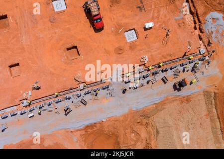 In cantieri di grandi dimensioni, sono in corso di preparazione trincee per il getto di calcestruzzo su fondazioni di edifici Foto Stock